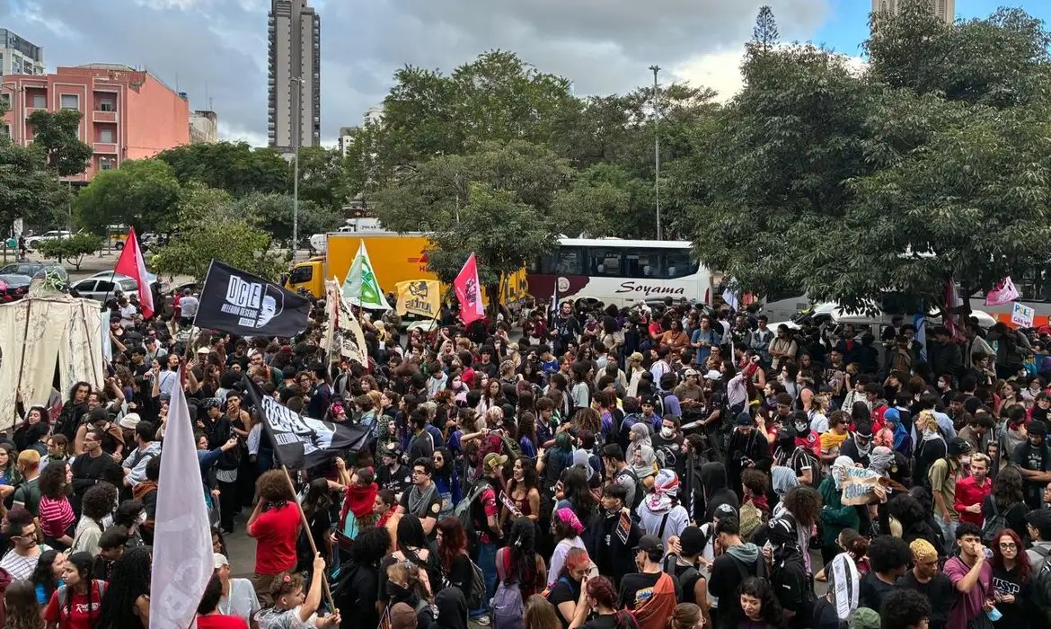 Em ato na capital paulista, estudantes criticam políticas educacionais