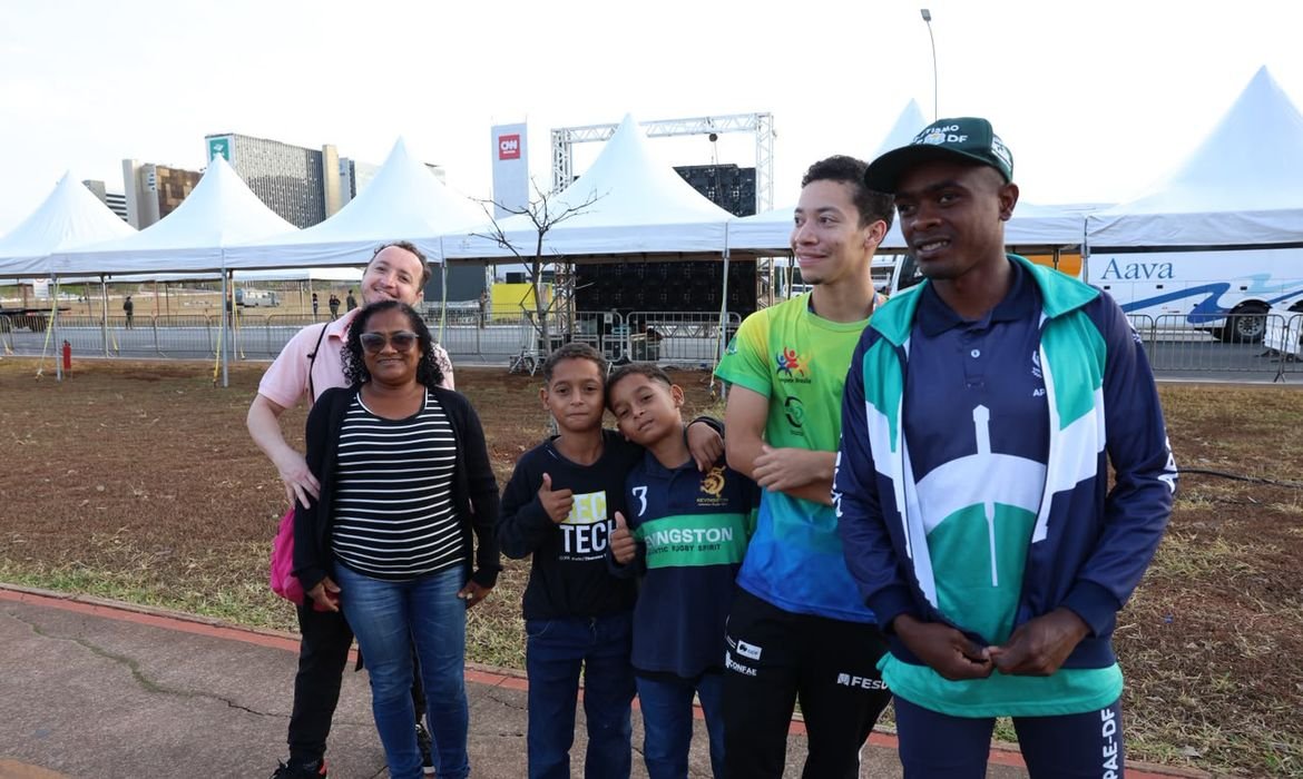 Público madruga para assistir ao desfile na Esplanada dos Ministérios