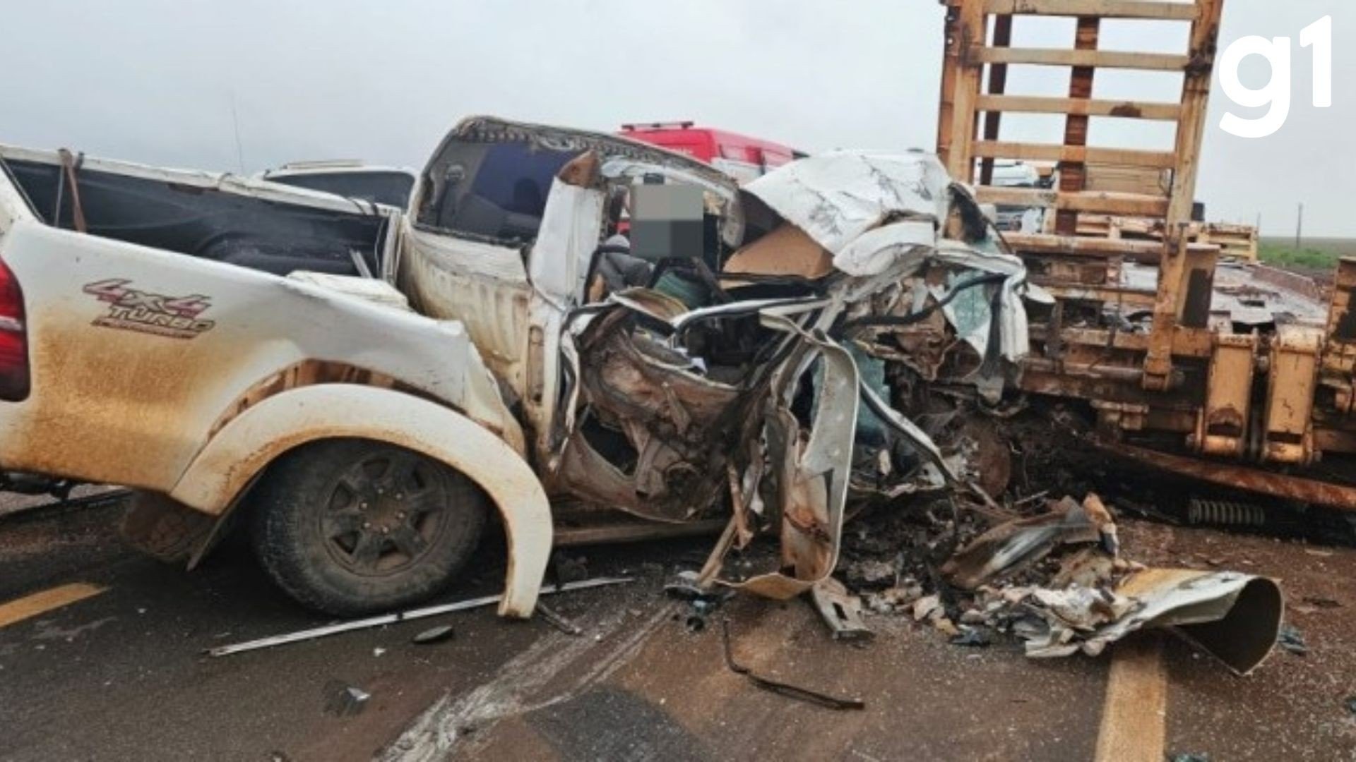 Motorista fica preso às ferragens em acidente entre caminhonete e caminhão na MT-140