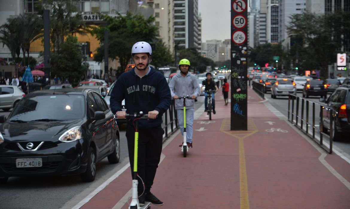 Prefeitura de SP começa a fiscalizar bicicletas e patinetes elétricos