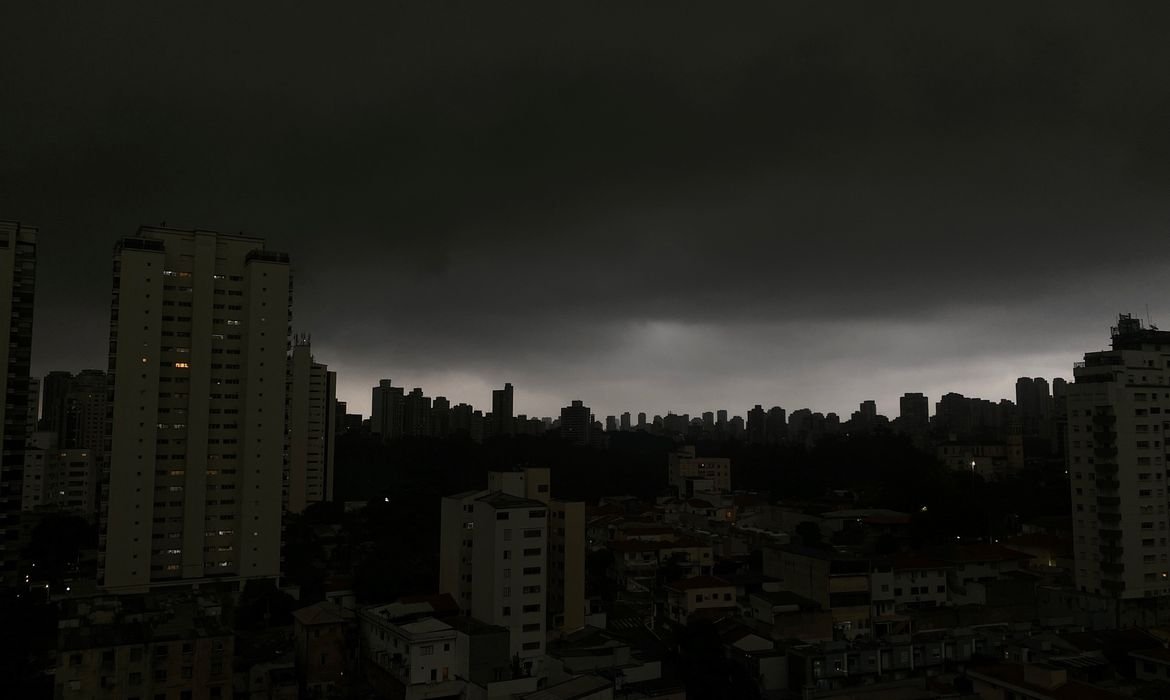 Inmet alerta para ocorrência de ciclone no Sudeste a partir de sexta