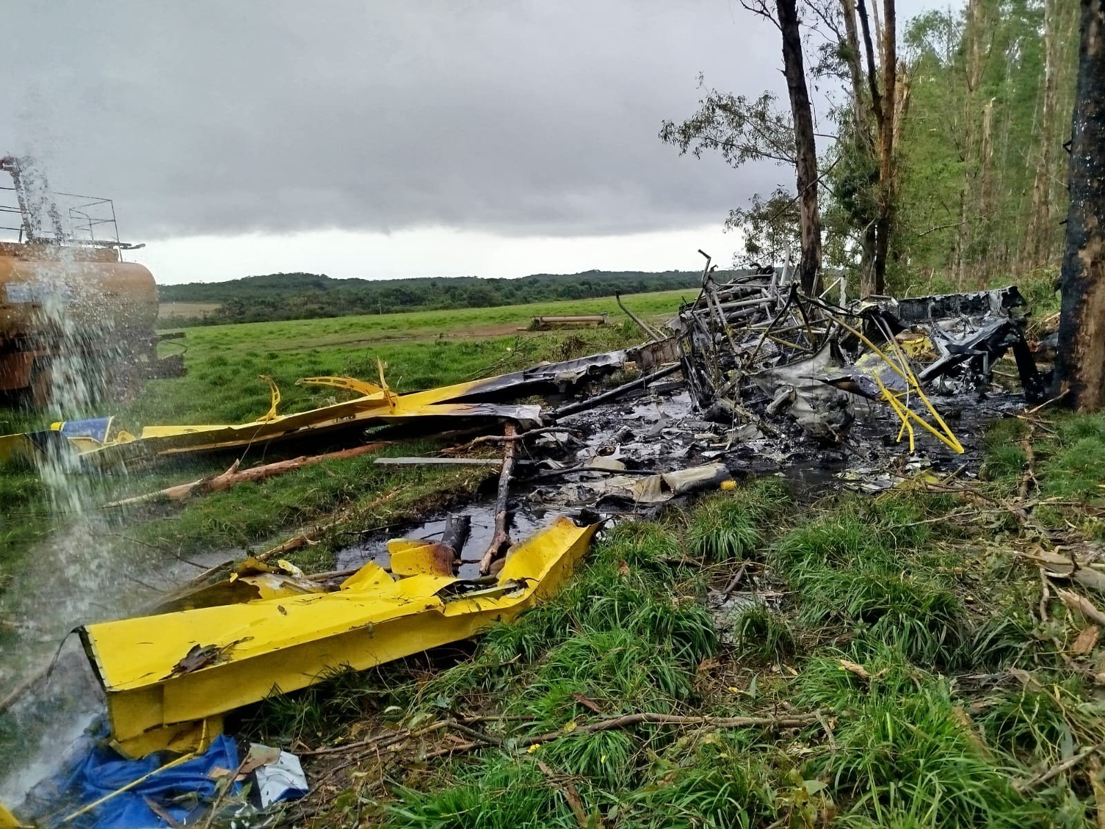 VÍDEO: piloto sobrevive à queda de avião agrícola em fazenda de MT