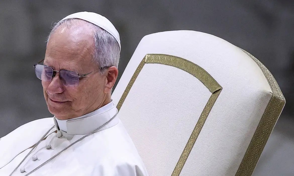 Papa Leão XIV critica mundo \"devastado por tiranos\"