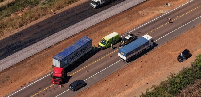 Batida entre carro, carreta e caminhão deixa uma pessoa ferida na BR-163 em MT