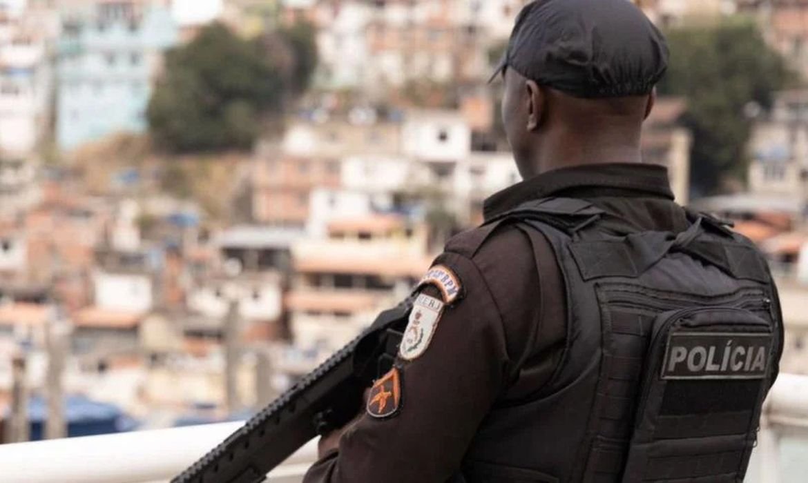 Operação da PMRJ apreende drogas e armas no Complexo da Maré