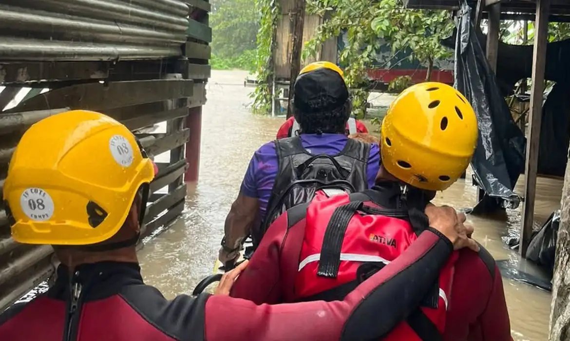 Chuvas em Pernambuco causam deslocamento de 9,4 mil pessoas 