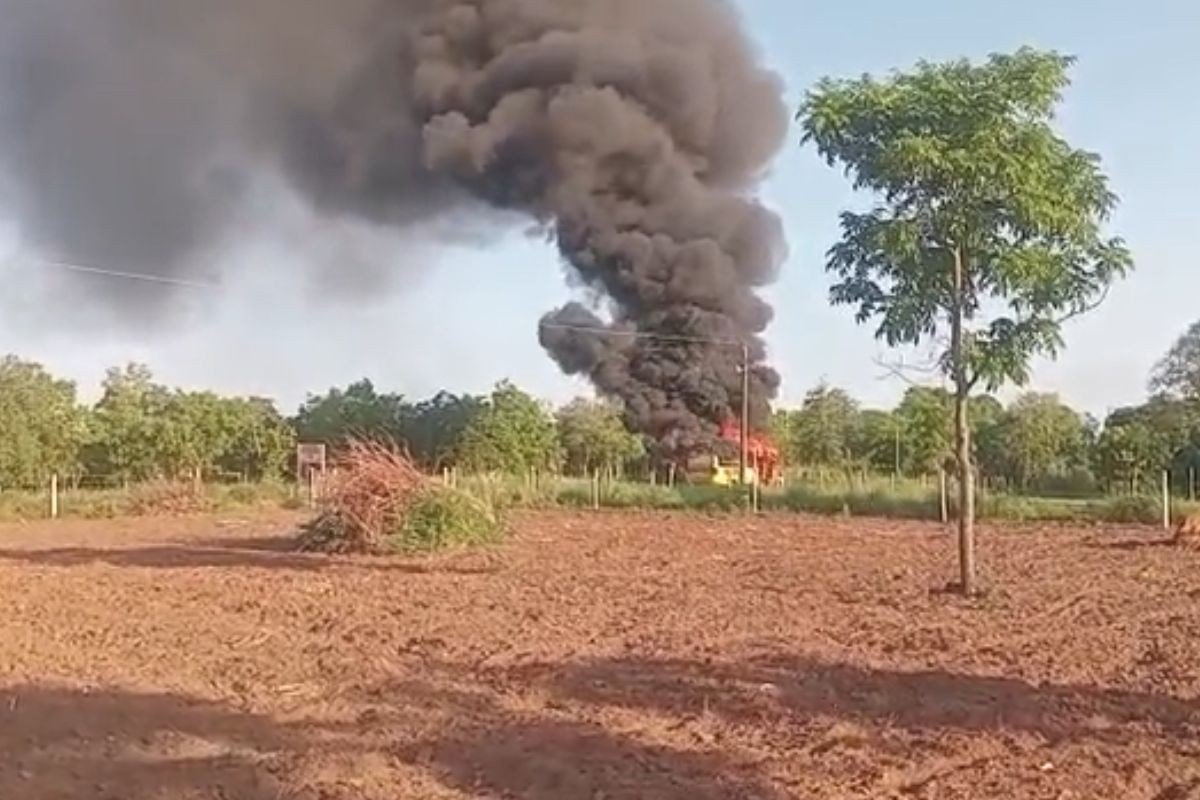 VÍDEO: ônibus escolar pega fogo em Chapada dos Guimarães (MT) e provoca nuvem de fumaça