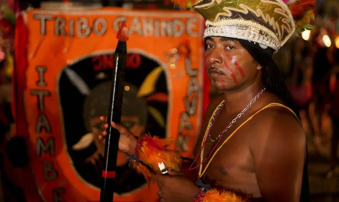 Caboclinhos e indígenas celebram tradição ancestral no Recife