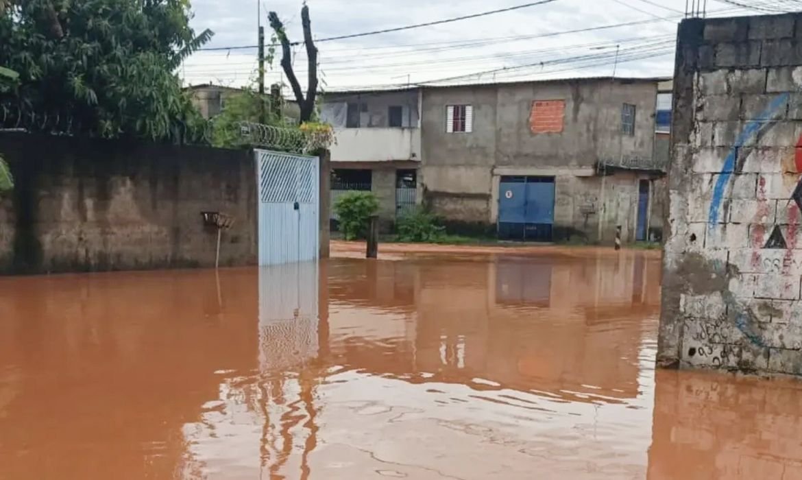 Bombeiros encontram corpo de mulher levada por correnteza 