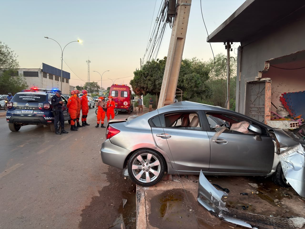 Motorista morre após perder controle de carro e invadir casa em Várzea Grande (MT)