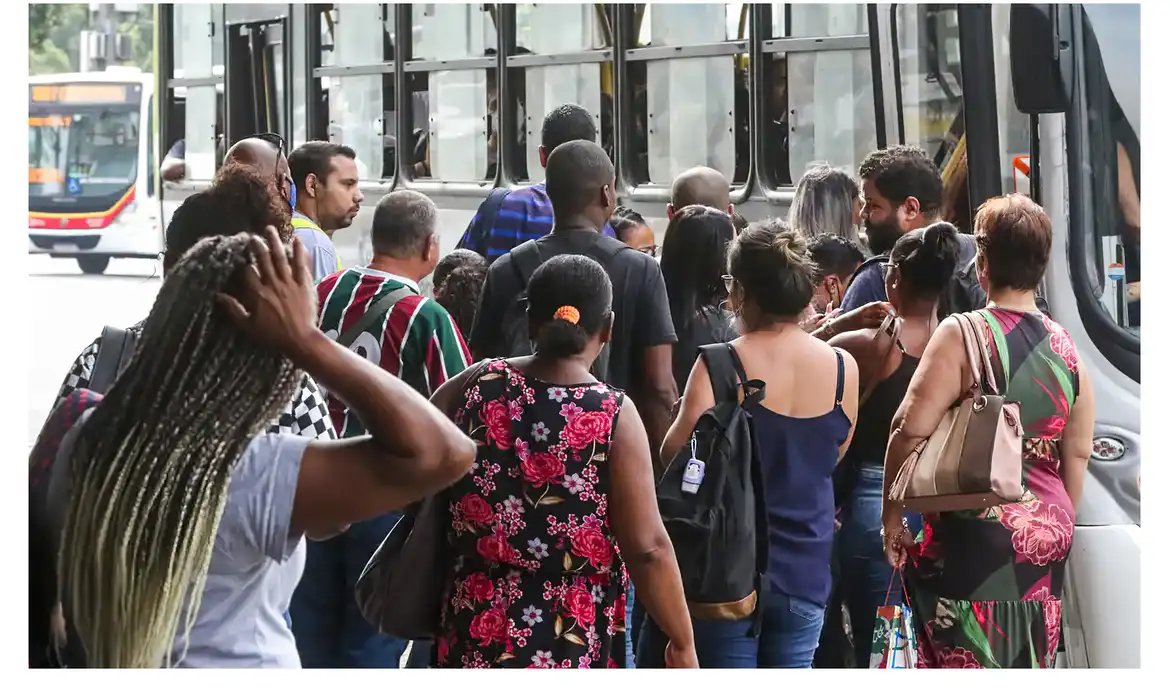 Número de pessoas em busca de emprego há dois anos ou mais cai 21,7%