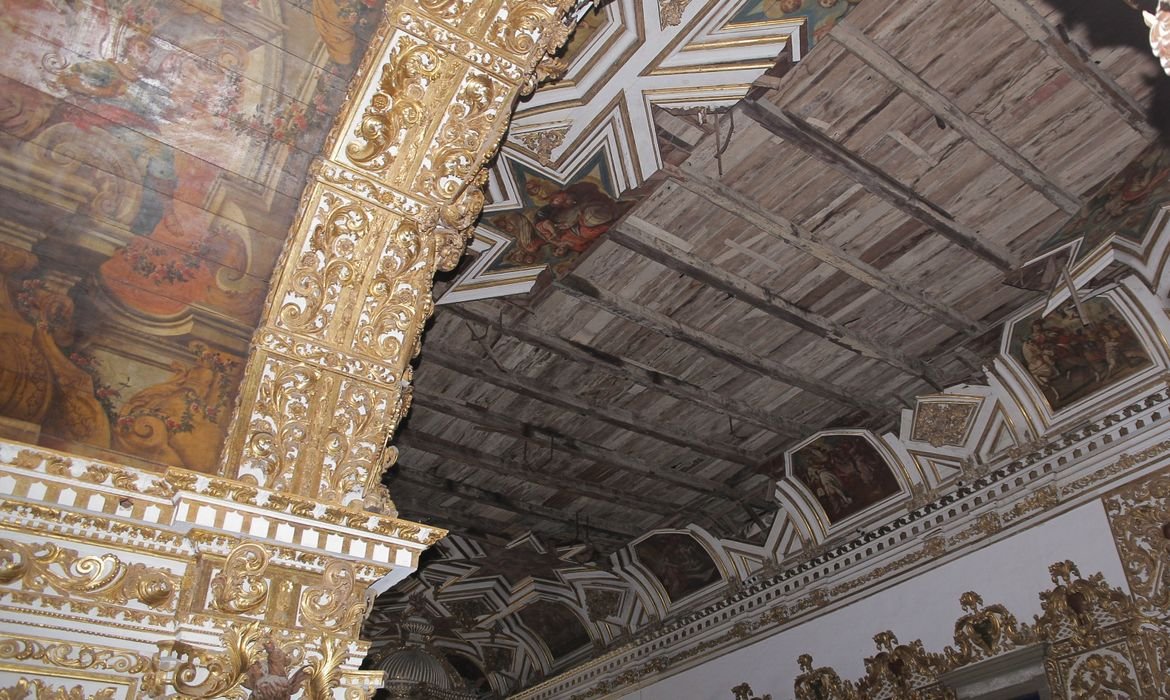 Desabamento de teto de igreja em Salvador completa um ano