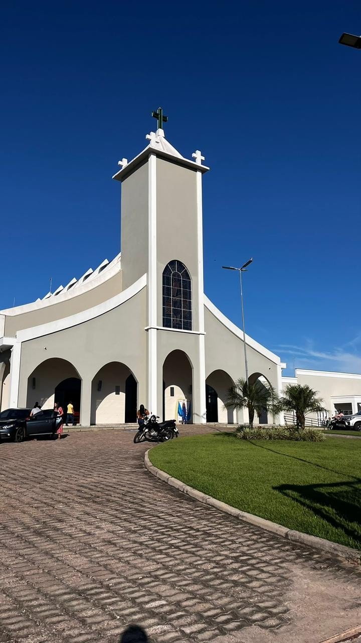 VÍDEO: incêndio compromete parte da estrutura de igreja e destrói itens sagrados em MT