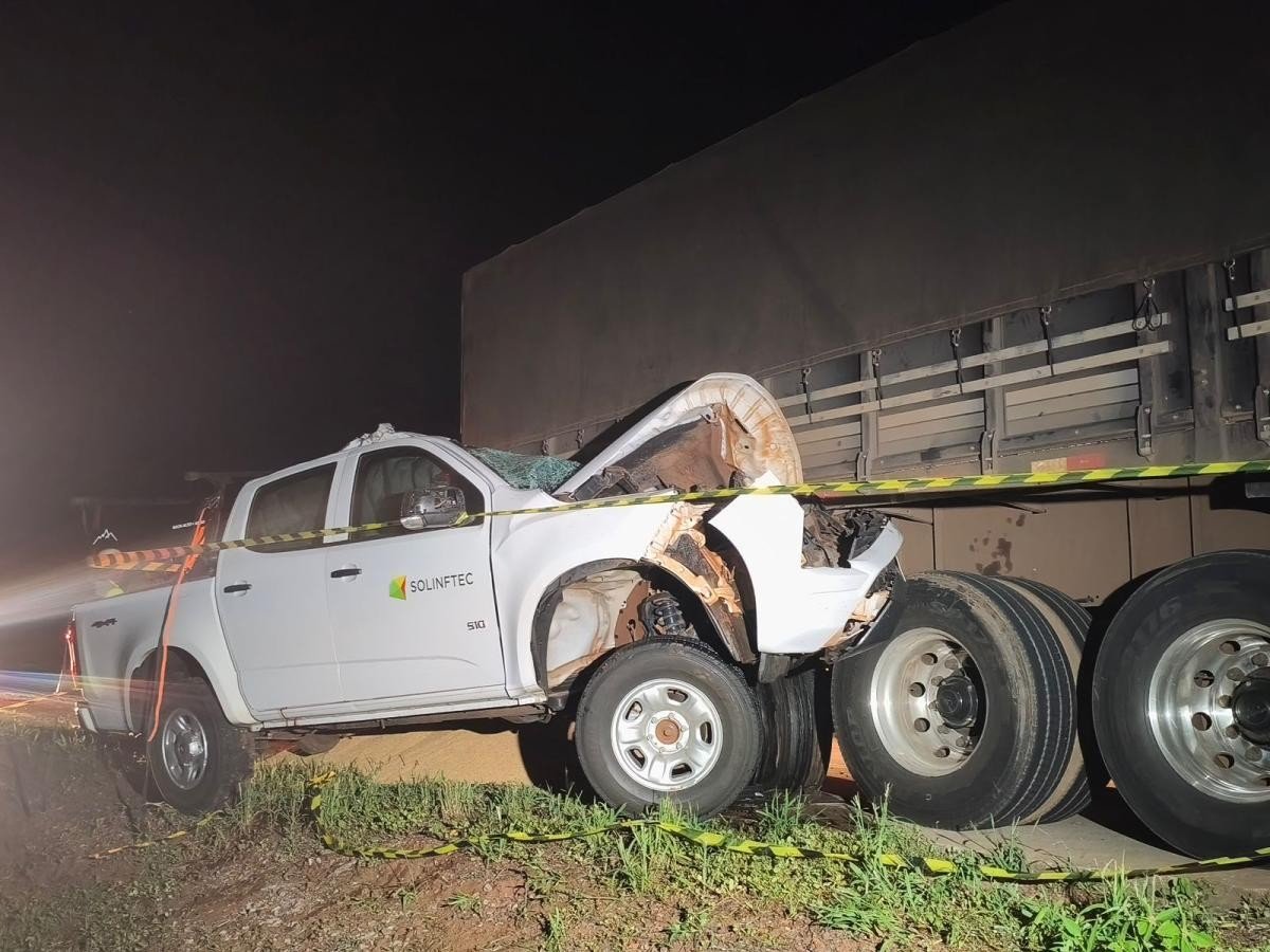 Motorista de caminhonete morre após bater contra carreta na BR-364 em MT
