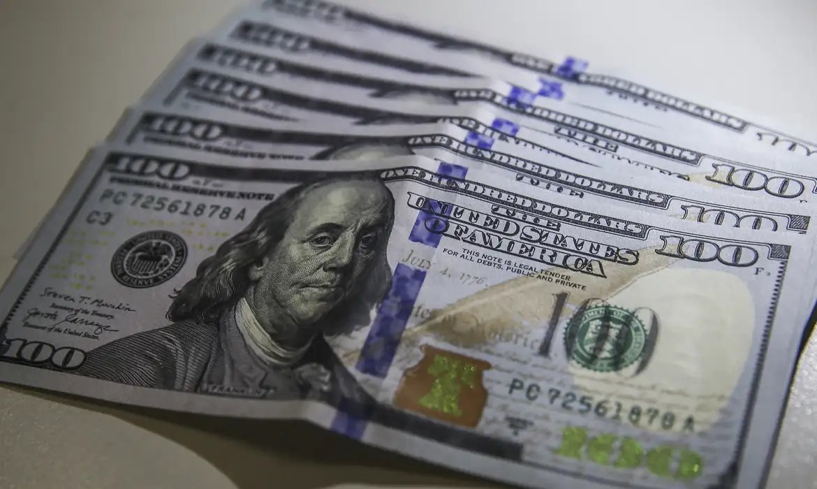 Dólar fica estável em R$ 5,08, mas cai 0,58% na semana