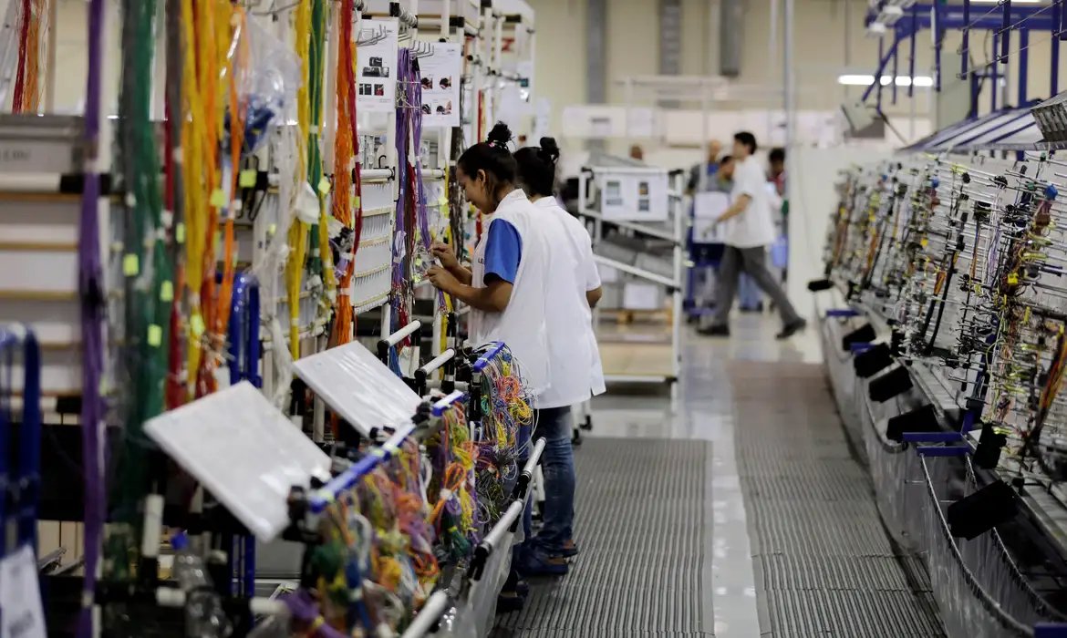 Faturamento da indústria cai 3,5% em agosto, informa CNI