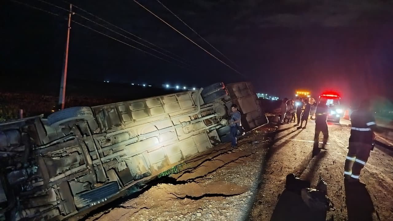 Ônibus com 26 passageiros tomba na BR-163 e deixa 10 feridos em MT