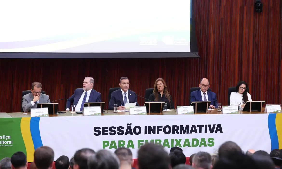 Presidente do TSE defende urna eletrônica em reunião com embaixadores