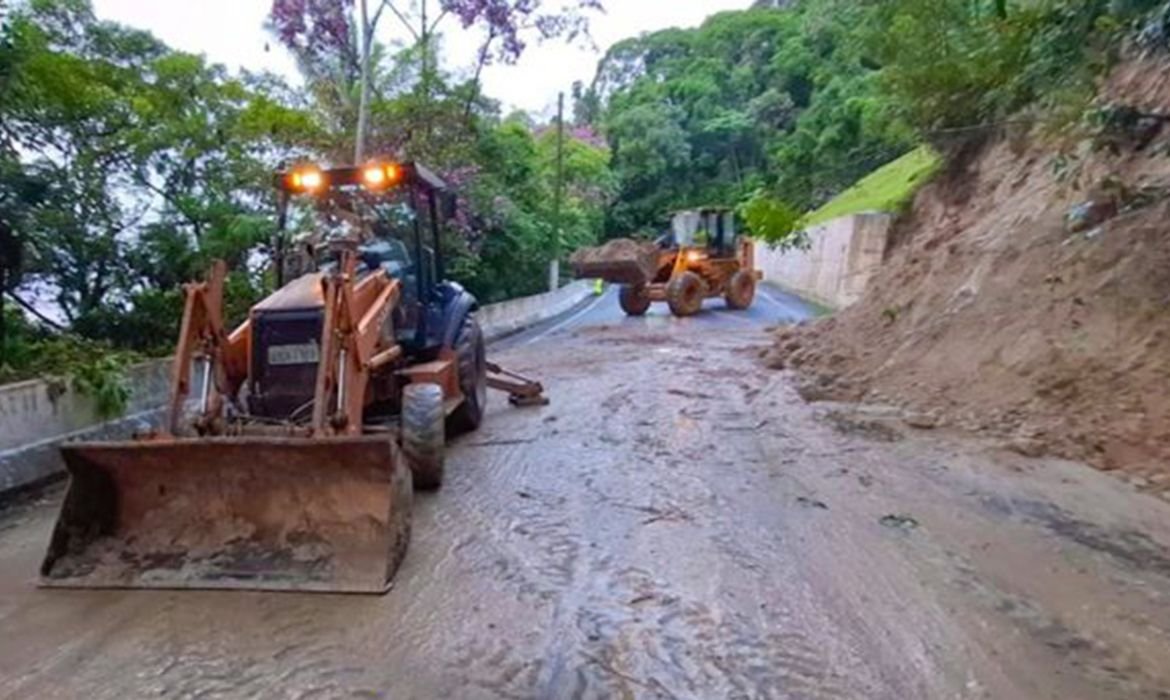 Litoral de SP segue em alerta após fortes chuvas do fim de semana