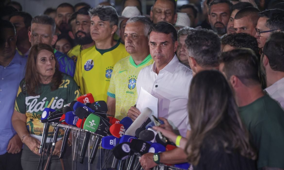 Moraes manda Flávio entregar passaporte e o proíbe de deixar o país 