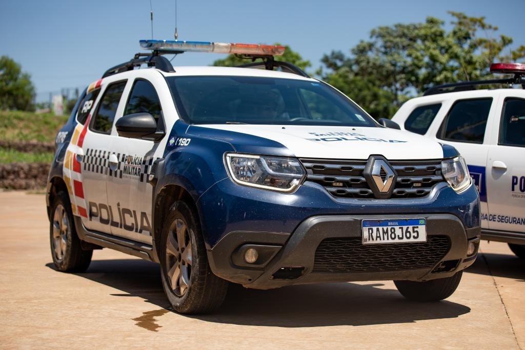 Encapuzados invadem quitinete, matam homem, deixam 2 baleados e sequestram marido de grávida em MT