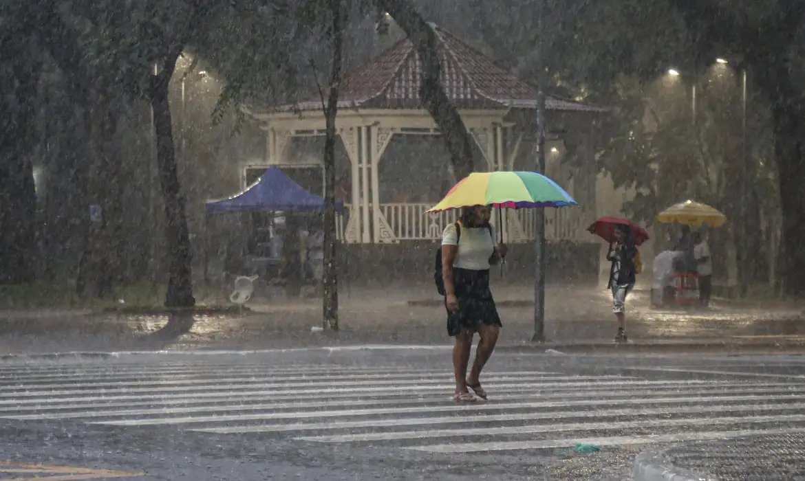 Inmet alerta para tempestades em três estados até amanhã; veja onde