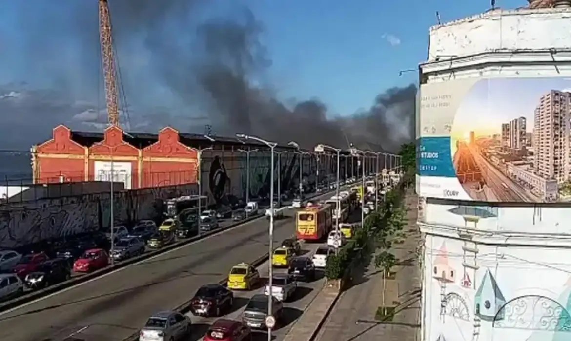 Incêndio atinge barracão de escola de samba na zona portuária do Rio