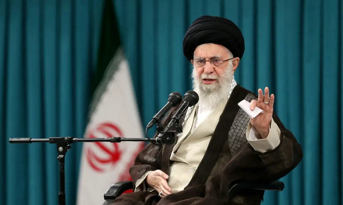 Mulher do líder Ali Khamenei está morta, afirma Reuters