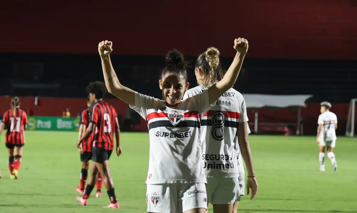 São Paulo vence Vitória e assume liderança do Brasileirão Feminino