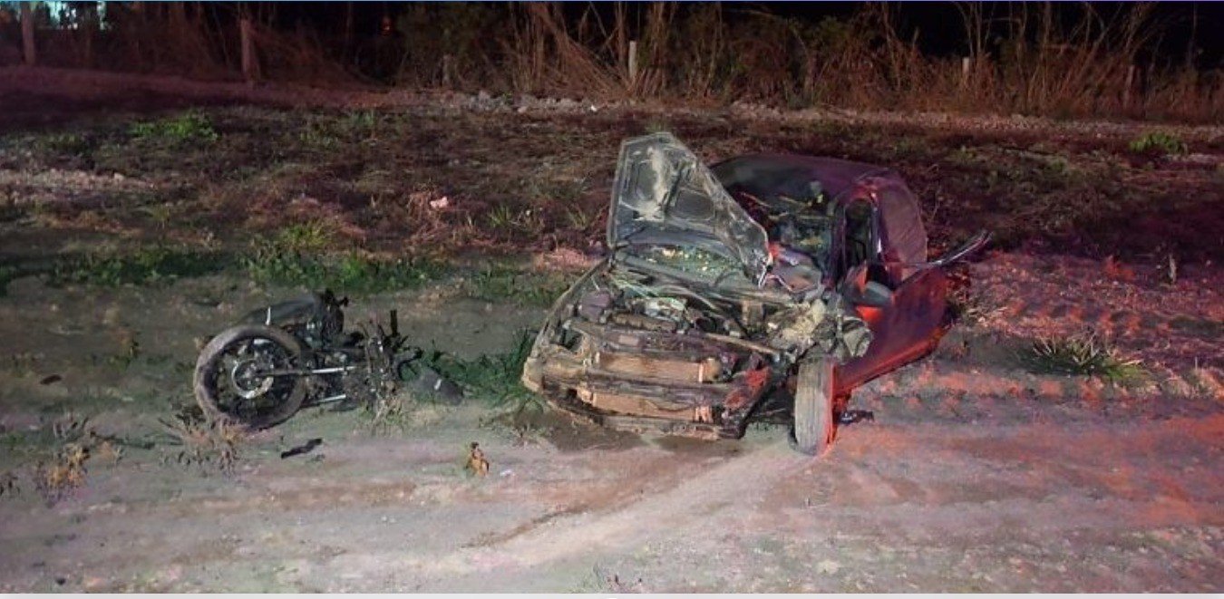 Carreta invade pista contrária durante ultrapassagem, atinge moto e carro e deixa um morto na BR-163 em MT