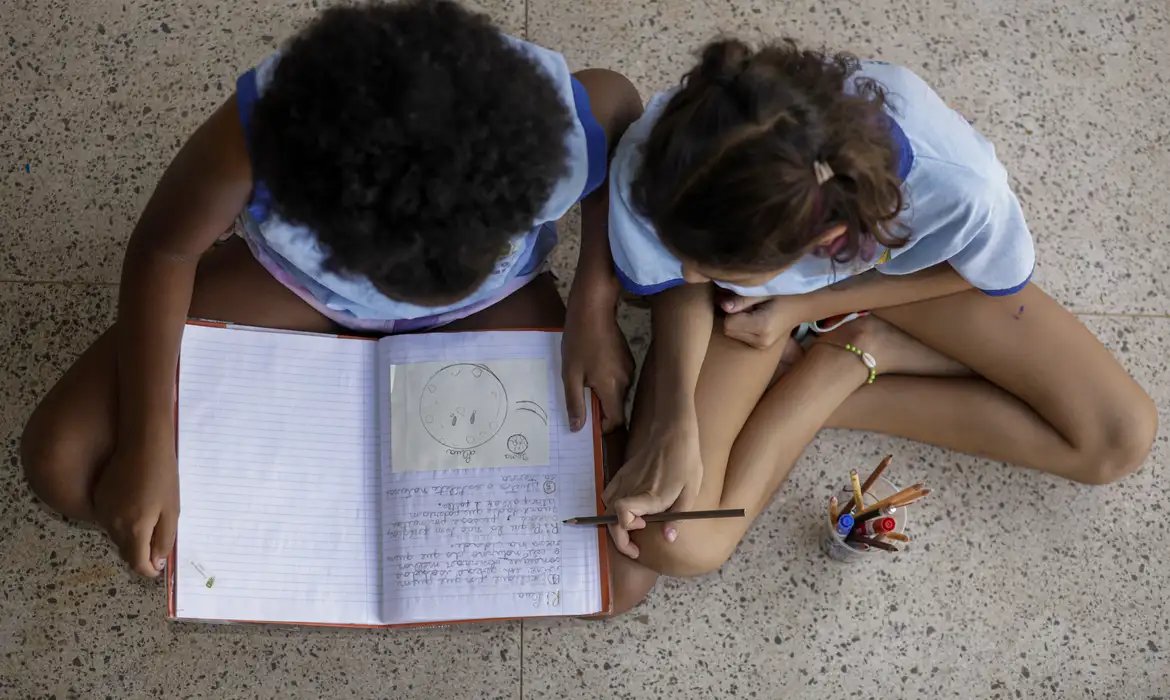 Metade dos estudantes não vê debate antirracista na escola, diz estudo