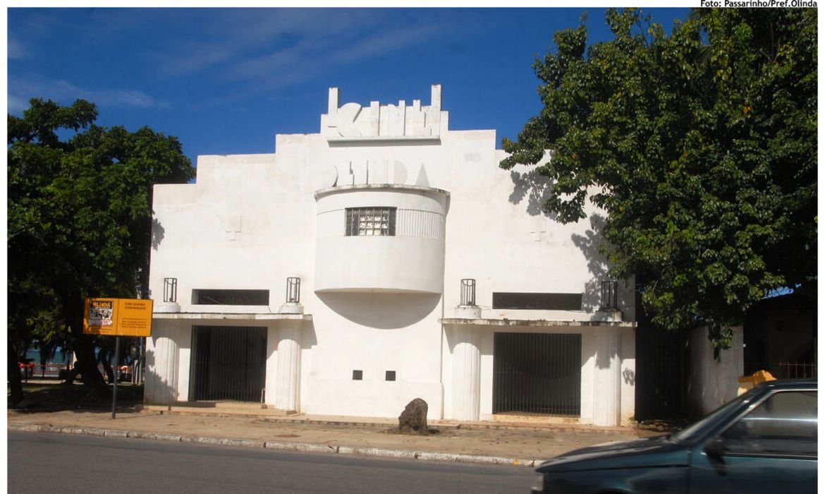 Pelos cinemas de rua, coletivo exibe filmes ao ar livre em Olinda