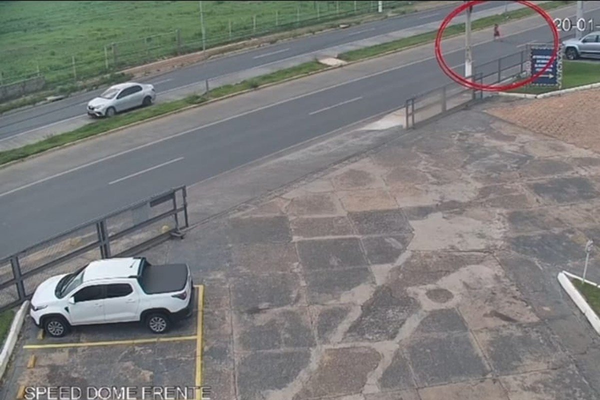 Vídeo mostra momento em que idosa é atropelada por dois carros ao atravessar avenida de MT