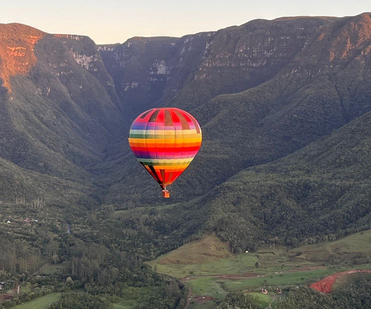 Balonismo comercial tem novas regras no Brasil após acidente que matou 8 em SC; veja o que muda