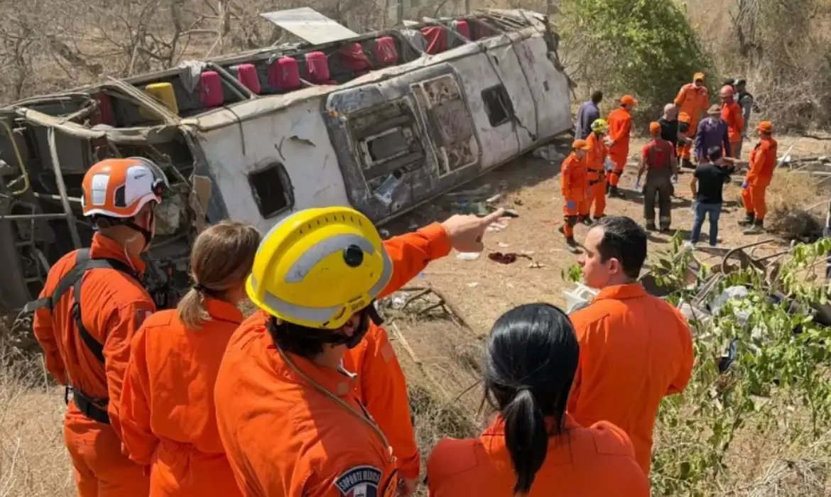 Ônibus que capotou e deixou 15 mortos em Alagoas estava irregular