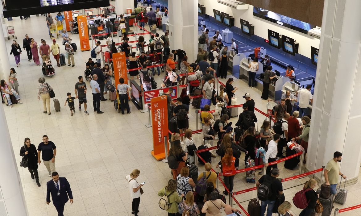 Cade investiga possível alinhamento de preços entre Latam e Gol