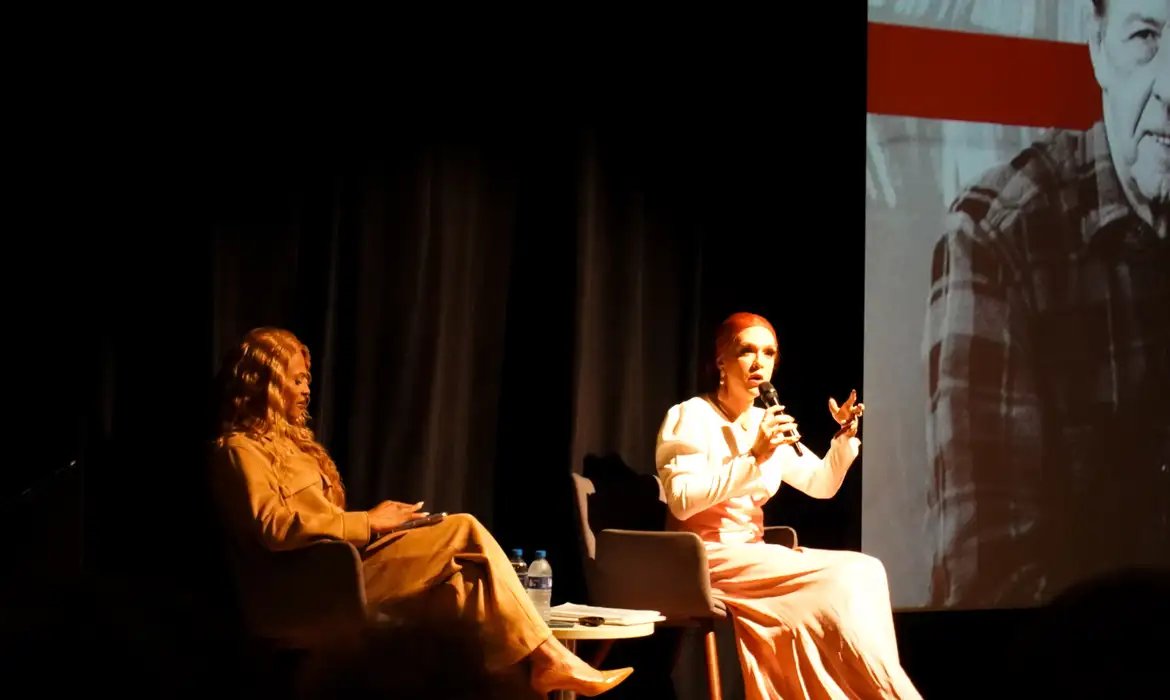 Em evento drag, Rita von Hunty ataca “capitalismo de plataforma”