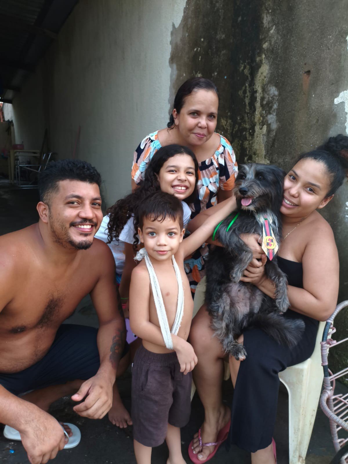 Final feliz: cachorro que esperava tutor morto em UPA reencontra família em Cuiabá
