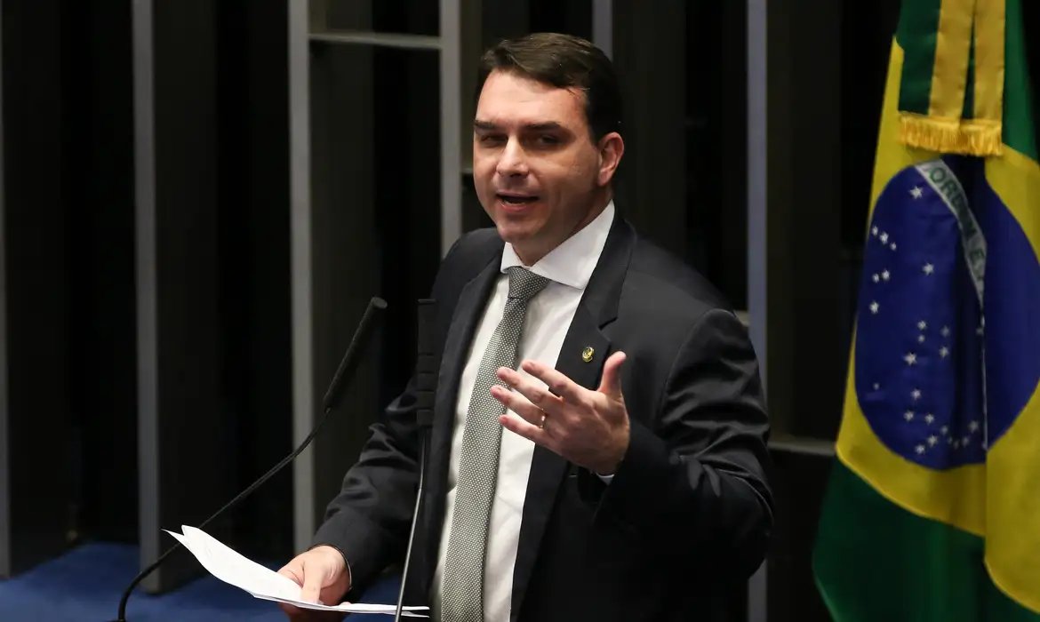 PGR pede que Flávio Bolsonaro seja ouvido por calúnia contra Lula