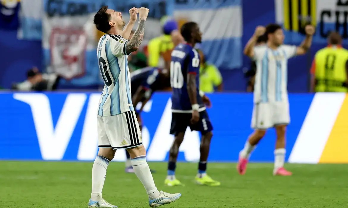 Argentina passa sufoco, mas encerra \"conto de fadas\" de Cabo Verde