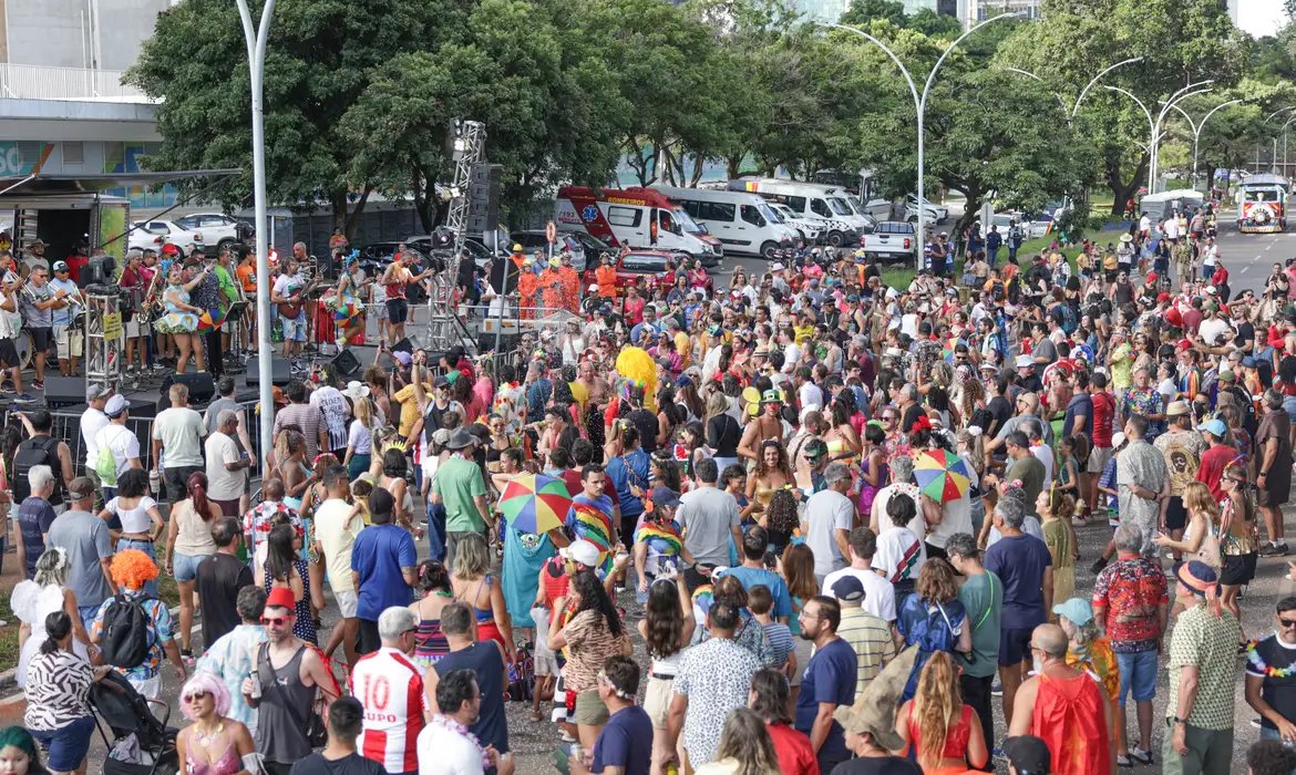 Bloco Galinho de Brasília arrasta grande público na capital federal