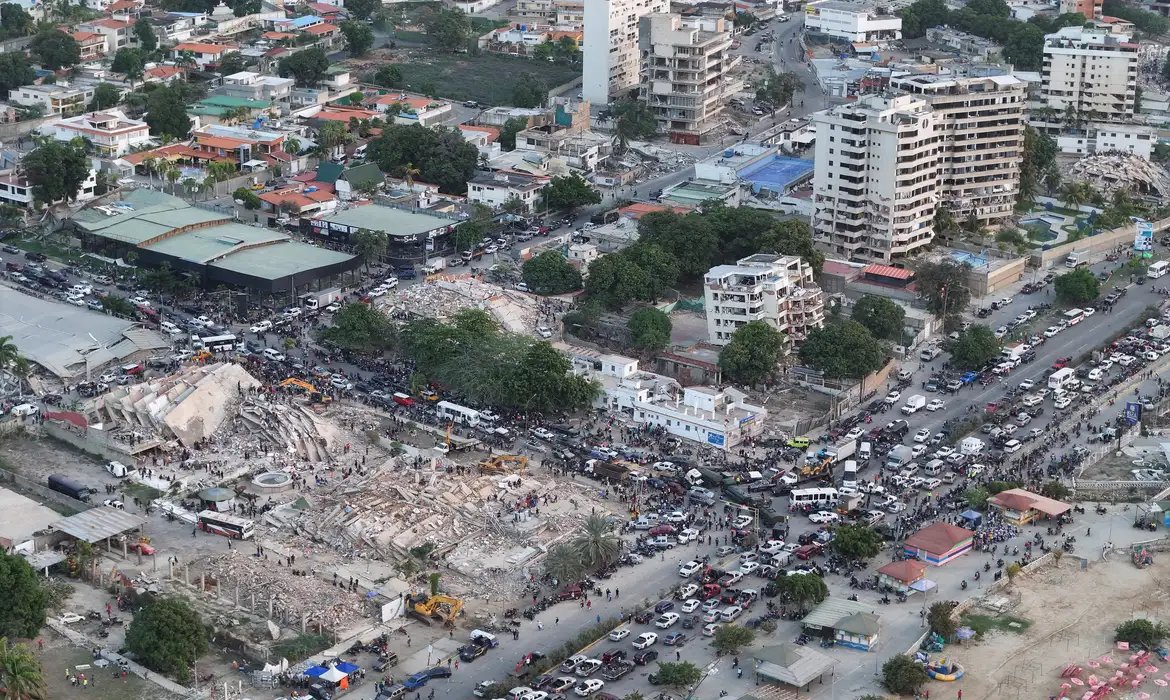 Número de mortos passa de 2 mil e Venezuela decreta luto de sete dias