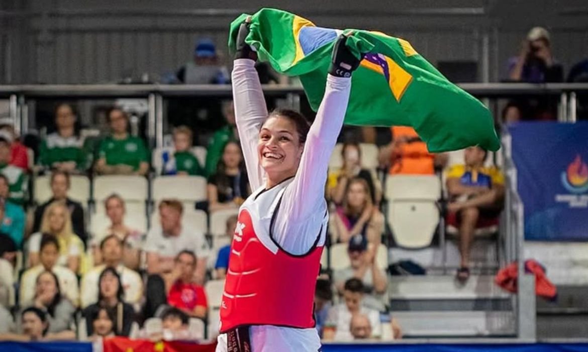 Maria Clara Pacheco é campeã da 3ª etapa do Grand Prix, em Paris