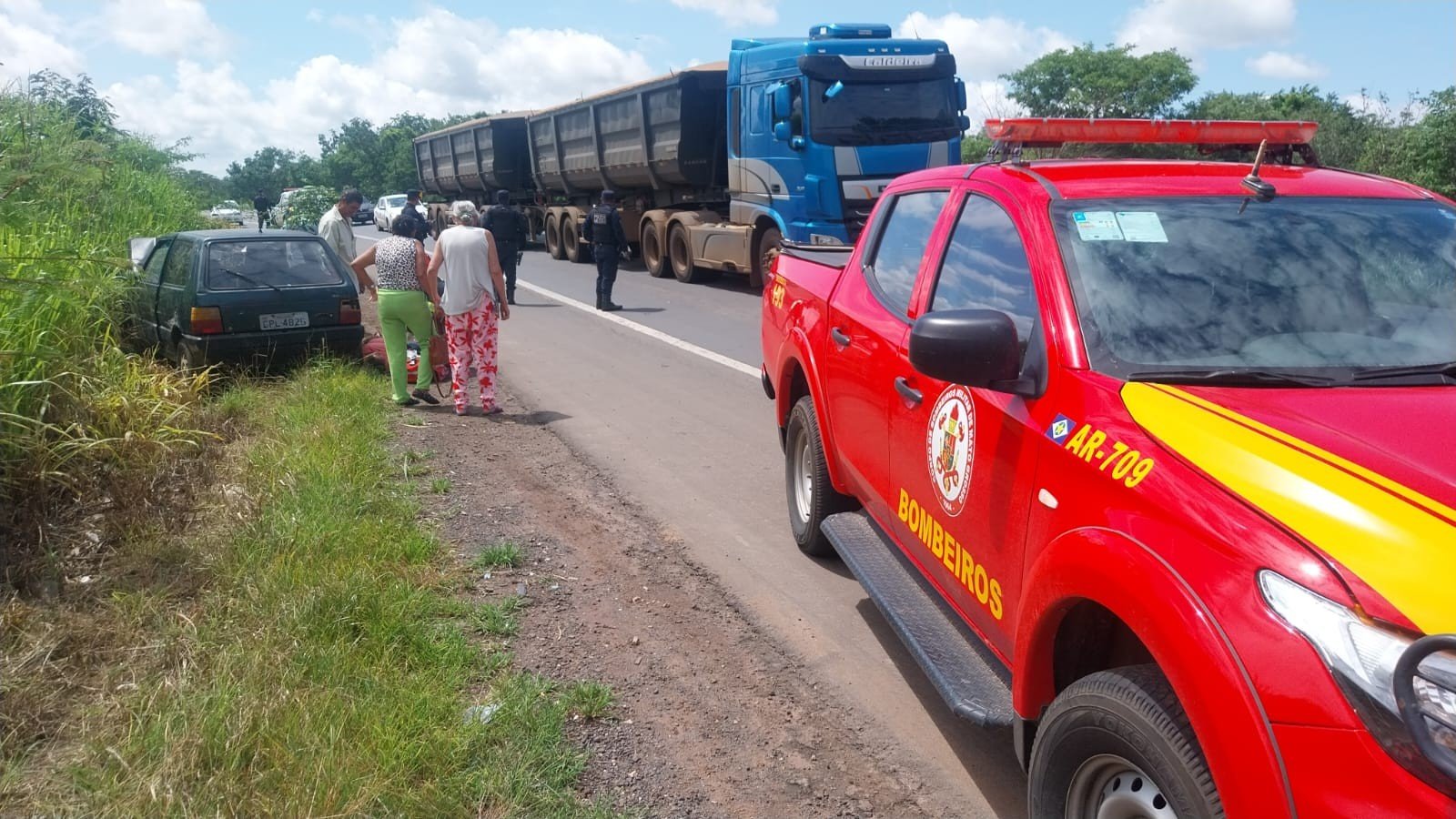 Batida entre carro e moto deixa 4 feridos em rodovia de MT