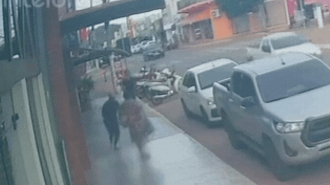 VÍDEO: idosa cai no chão após ser empurrada em MT