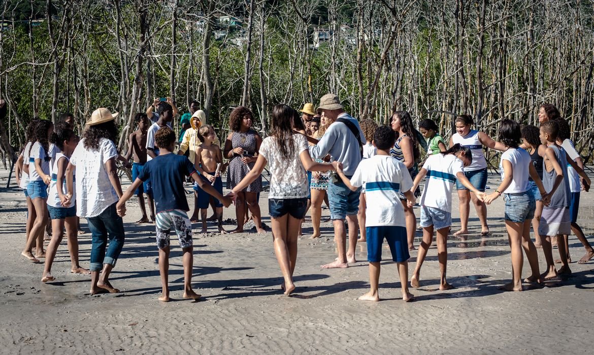 Projeto de música e valorização do mangue conscientiza alunos no Rio
