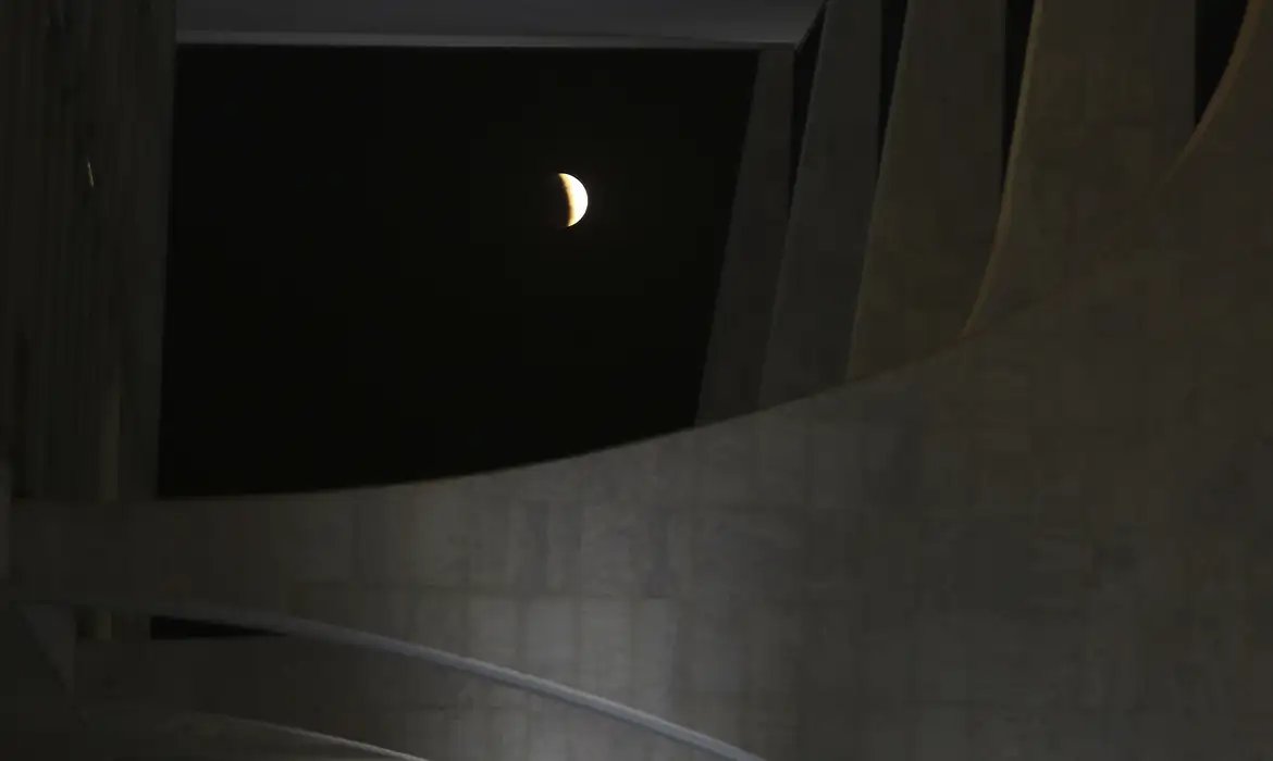 Brasil terá eclipse lunar parcial na próxima quinta-feira (27)