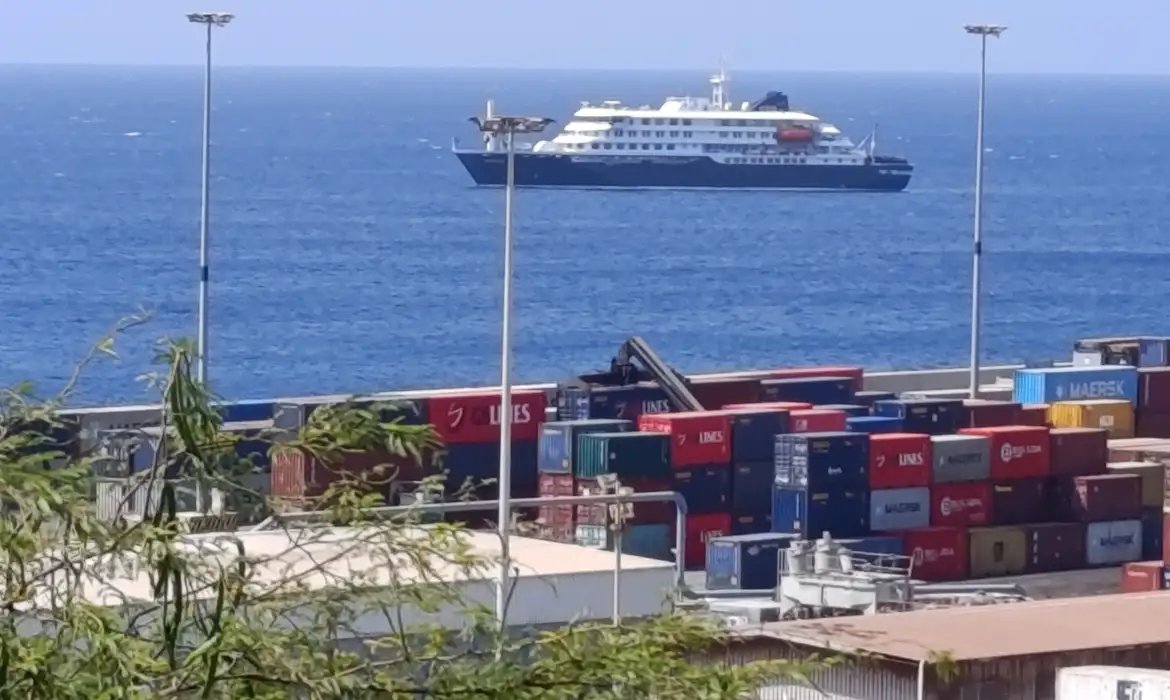 Passageiros começam a deixar navio onde houve surto de hantavírus