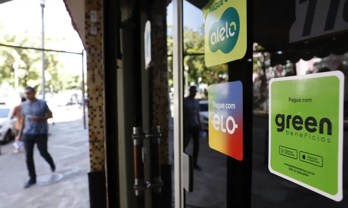 Pequenos empresários veem com expectativa mudança no vale-alimentação