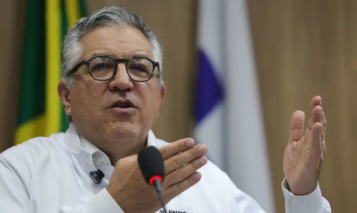 \"Não vamos negar aos nossos filhos o direito à vacina\", diz Padilha
